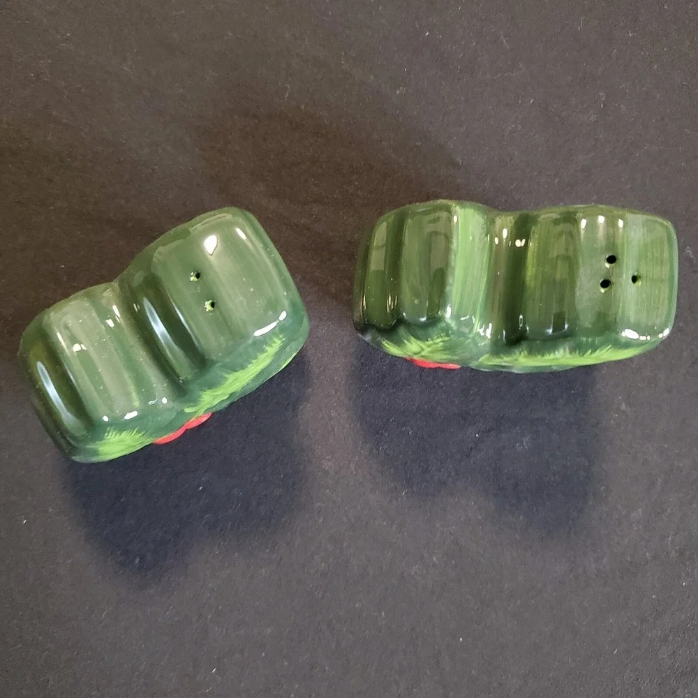 Christmas Holiday Holly Leaf Green Ceramic Salt and Pepper Shakers 3